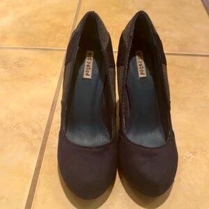 Suede heels, navy blue with pattering on the sides. A thicker heel.